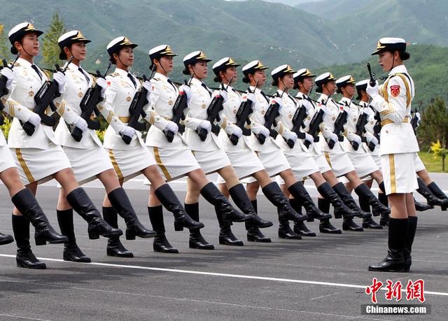 探访阅兵基地 女兵持枪练队英姿飒爽