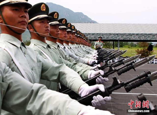 探访阅兵基地 女兵持枪练队英姿飒爽