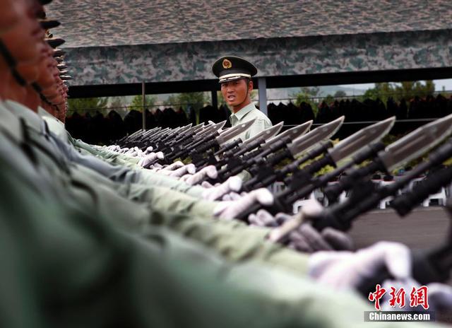 探访阅兵基地 女兵持枪练队英姿飒爽