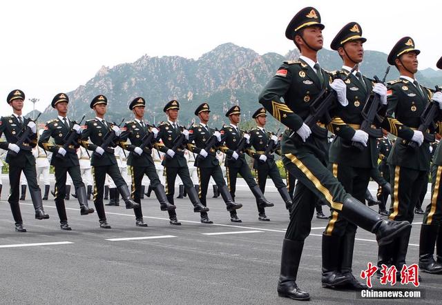 探访阅兵基地 女兵持枪练队英姿飒爽