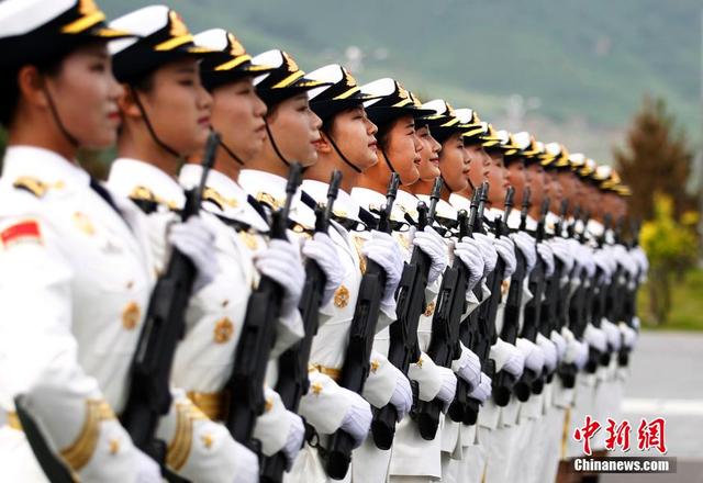 探访阅兵基地 女兵持枪练队英姿飒爽