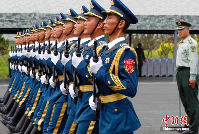 探访阅兵基地 女兵持枪练队英姿飒爽