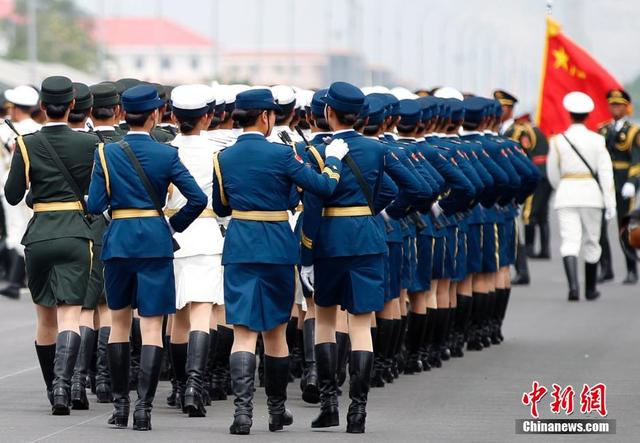 探访阅兵基地 女兵持枪练队英姿飒爽