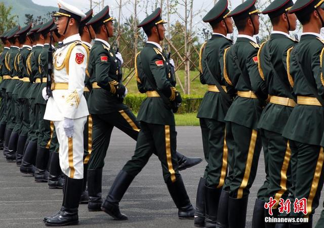 探访阅兵基地 女兵持枪练队英姿飒爽