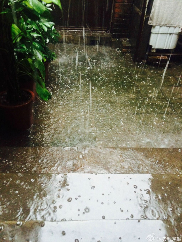 北京午后迎来大范围降雨 大风暴雨夹杂冰雹