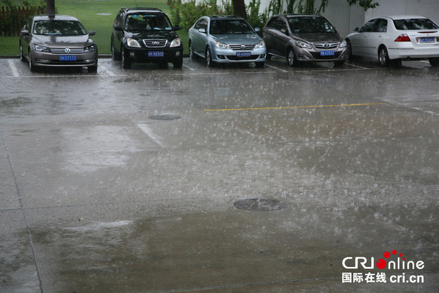 北京午后迎来大范围降雨 大风暴雨夹杂冰雹