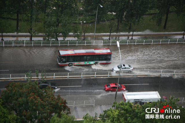 北京午后迎来大范围降雨 大风暴雨夹杂冰雹