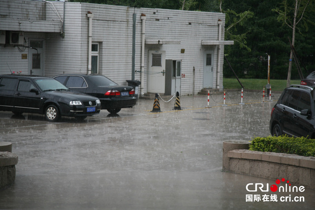 北京午后迎来大范围降雨 大风暴雨夹杂冰雹