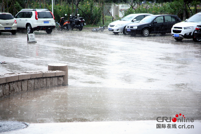 北京午后迎来大范围降雨 大风暴雨夹杂冰雹