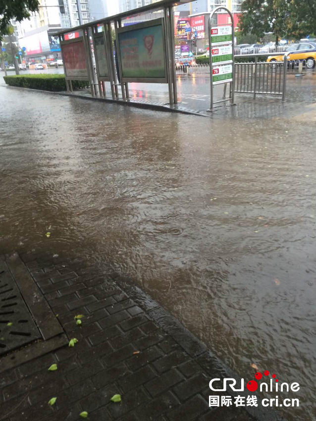 北京午后迎来大范围降雨 大风暴雨夹杂冰雹