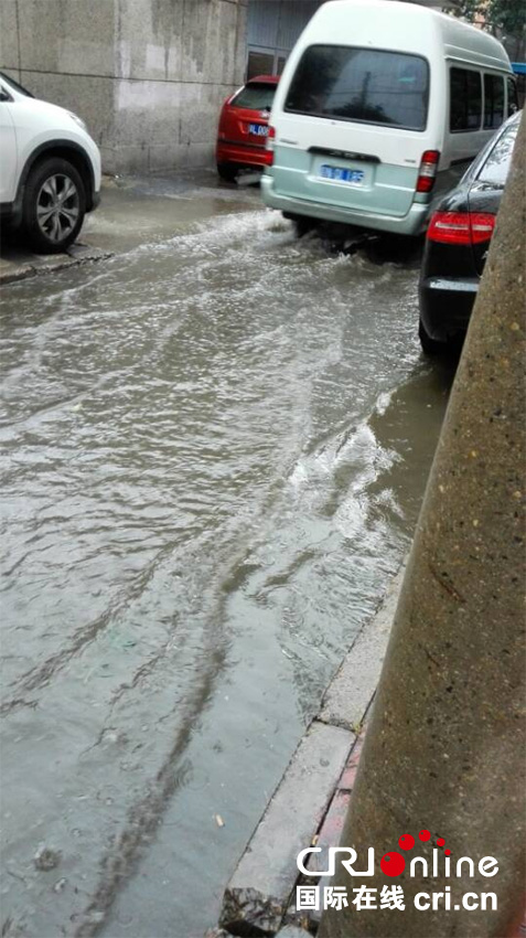 北京午后迎来大范围降雨 大风暴雨夹杂冰雹