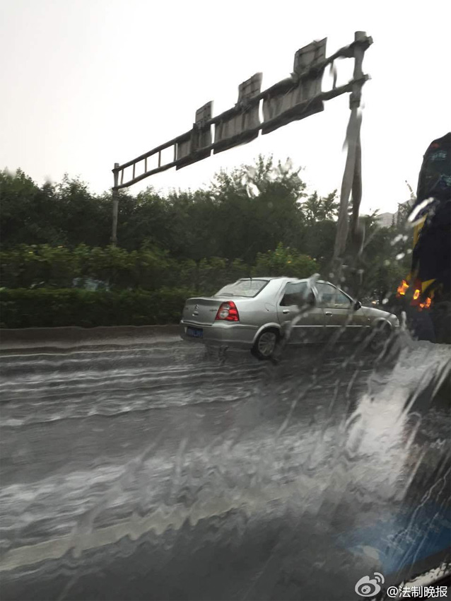 北京午后迎来大范围降雨 大风暴雨夹杂冰雹