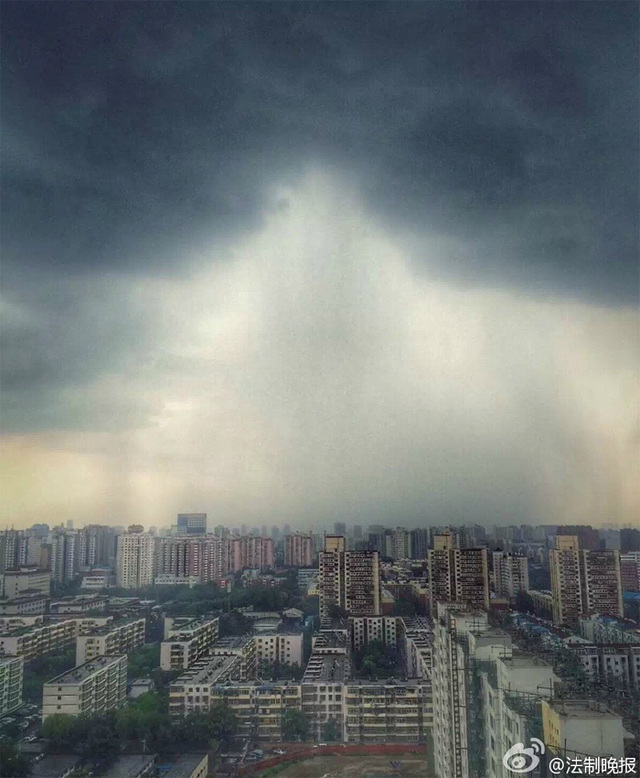 北京午后迎来大范围降雨 大风暴雨夹杂冰雹