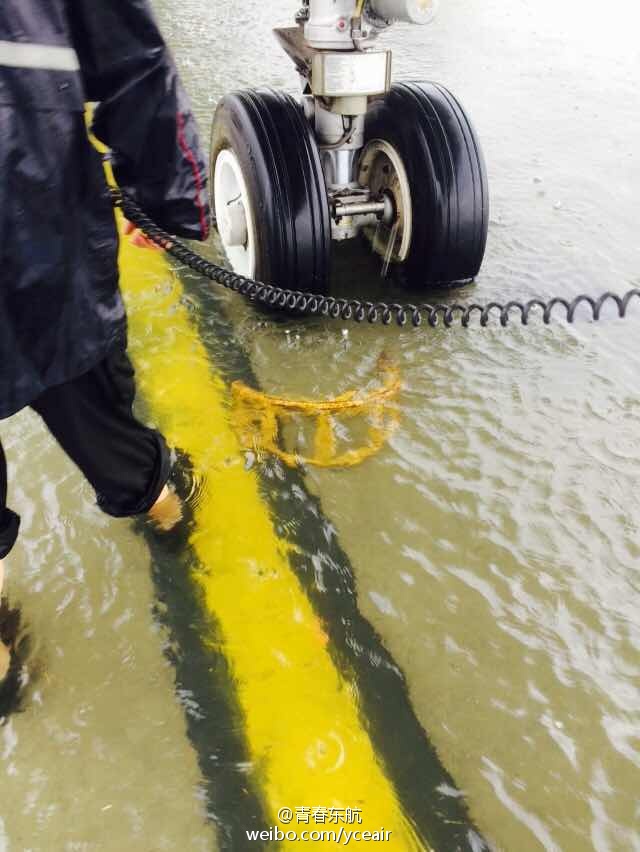 上海暴雨多处“看海” 虹桥机场飞机“水上漂”