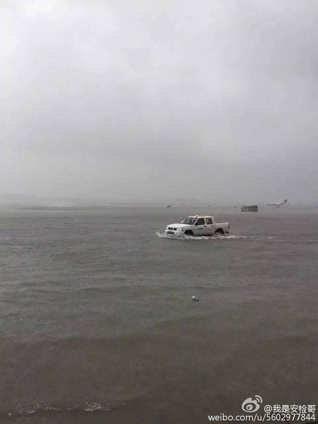 上海暴雨多处“看海” 虹桥机场飞机“水上漂”