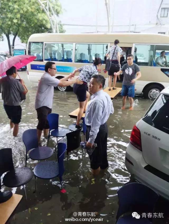 上海暴雨多处“看海” 虹桥机场飞机“水上漂”