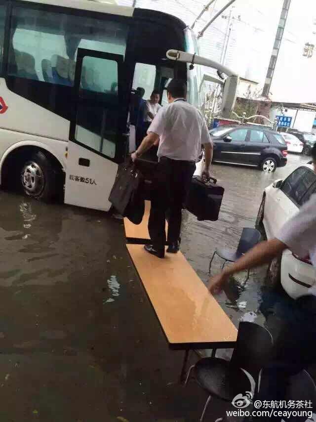 上海暴雨多处“看海” 虹桥机场飞机“水上漂”