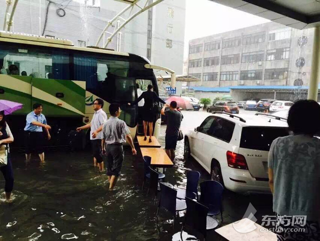 上海暴雨多处“看海” 虹桥机场飞机“水上漂”