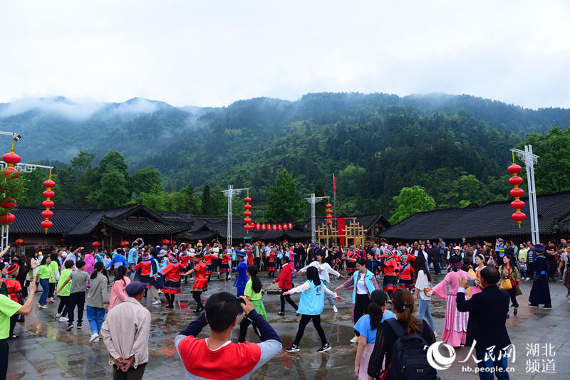 湖北恩施市：旅游花开遍地香