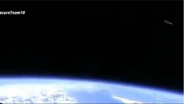 NASA视频中惊现香烟状UFO高速飞过国际空间站