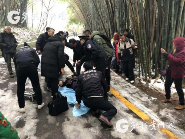 （社会）七旬老人倒地呕吐至昏迷 警民携手及时送医