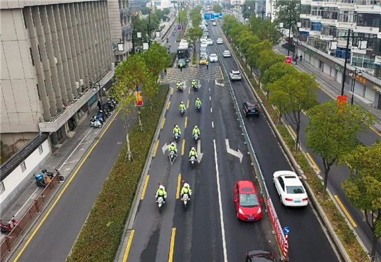 苏州姑苏交警成立“铁骑队”为群众出行安全护航