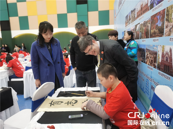 小手绘就“友谊桥” 西安市国际友好城市新年贺卡儿童创作活动顺利举行