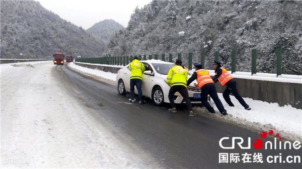 【湖北】【CRI原创】鄂西路政支队第九大队：部门联动 共同抗击冰雪保畅通