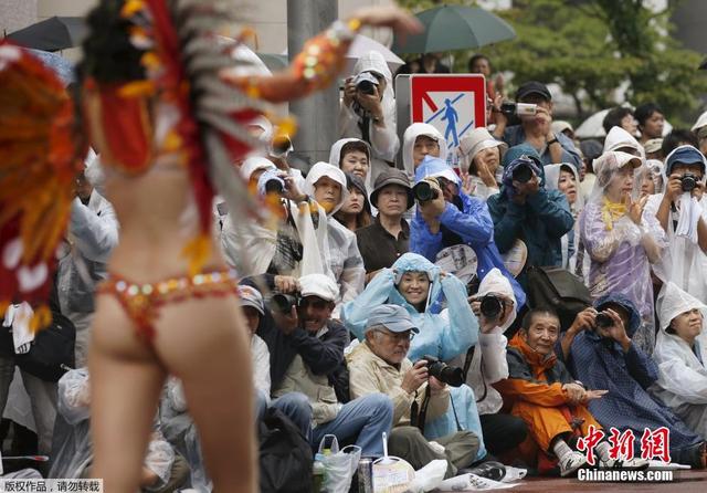 日本浅草上演桑巴热舞游行