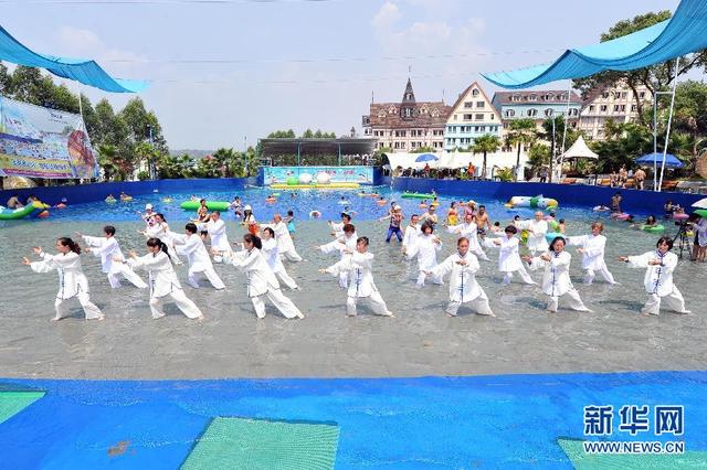 重庆市民演绎“水上太极拳”