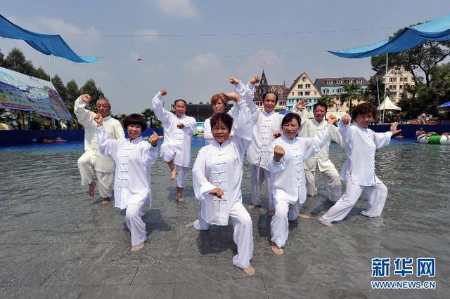 重庆市民演绎“水上太极拳”