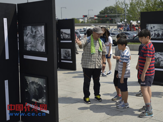 百余张抗战历史图片首尔展出 韩国老人讲述日军罪行