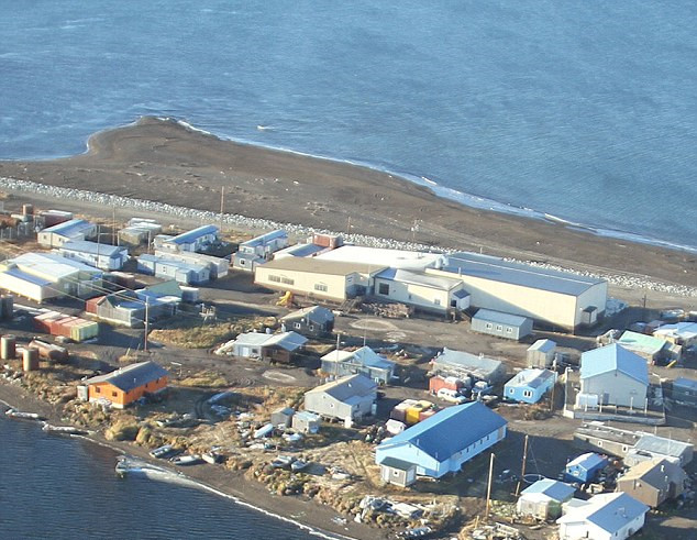 美阿拉斯加沿海小镇面临消失危险 居民开始迁墓地