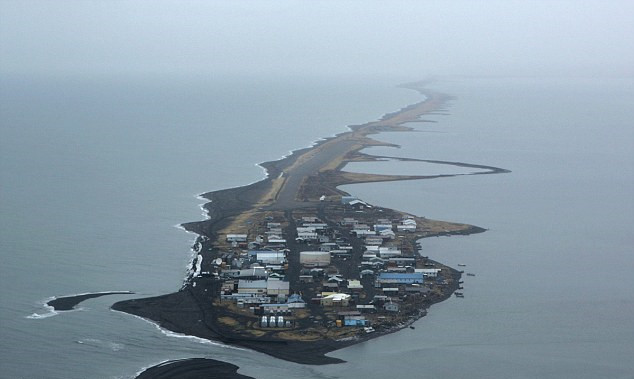 美阿拉斯加沿海小镇面临消失危险 居民开始迁墓地