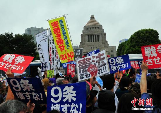 日本12万人集会反对安保法 警方逮捕两名抗议者