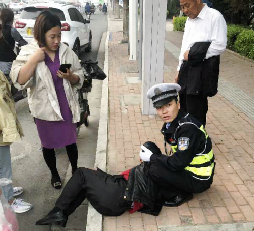 【河南供稿】漯河辅警武鹏辉给摔倒老人当人体“靠垫”20余分钟