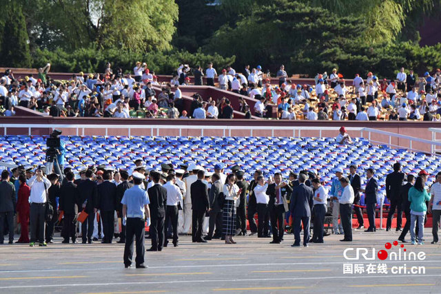 现场观看阅兵的民众陆续抵达