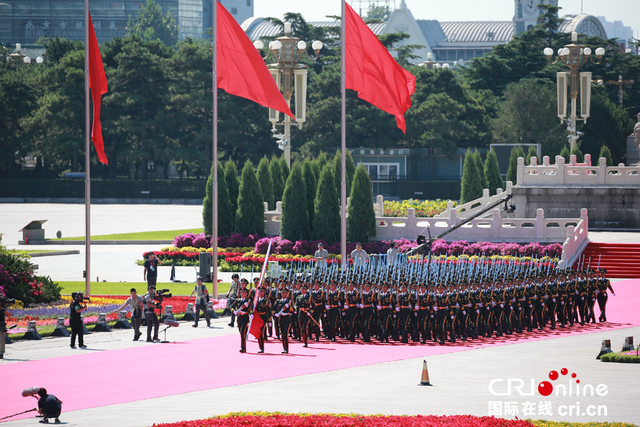 升旗仪式举行 全场高唱国歌