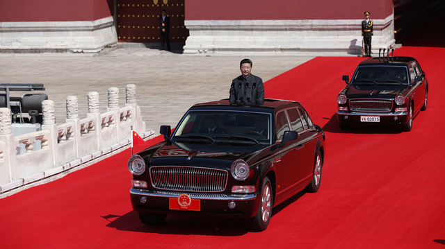 习近平检阅受阅部队