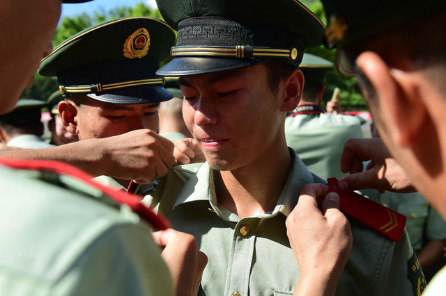 秋季义务兵退伍首实行 战友分别时大哭