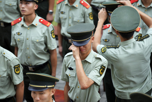 秋季义务兵退伍首实行 战友分别时大哭