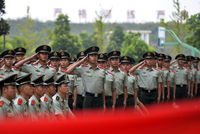 秋季义务兵退伍首实行 战友分别时大哭