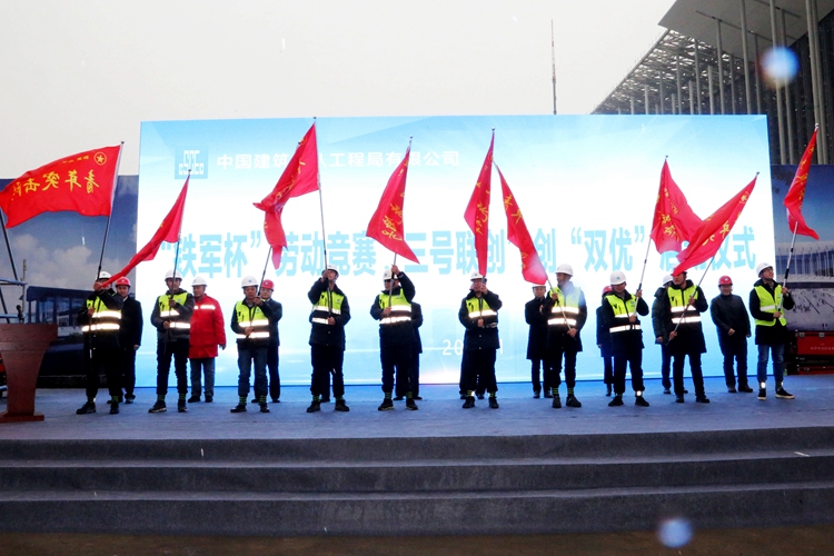 上万名建设者今年春节不回家 奋战西安三中心