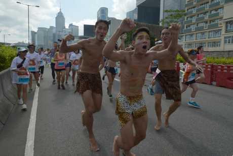 中环海滨8000人跑街马 选手扮“泰山”“恐龙”参赛