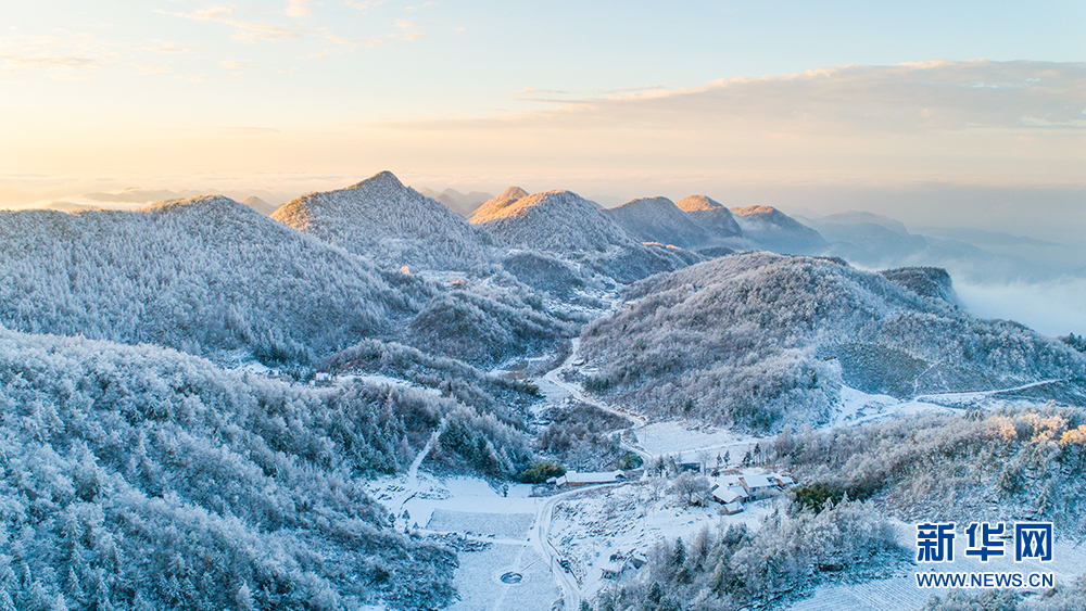 湖北建始：仙藻云山雪岩顶