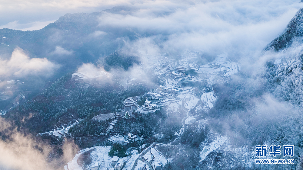 湖北建始：仙藻云山雪岩顶