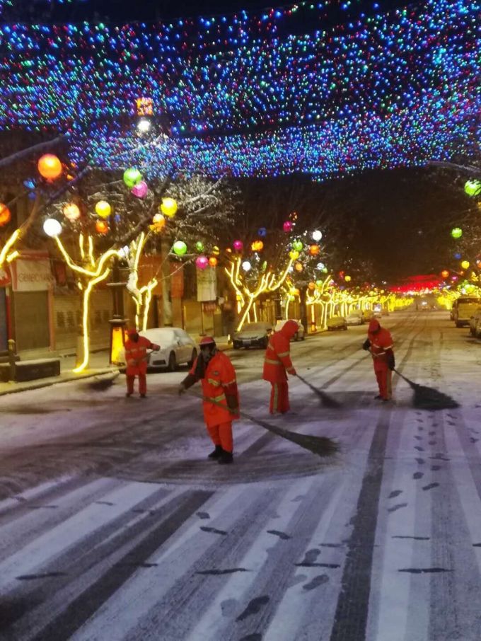 临潼区区长王浩一线检查清冰除雪 工作 确保通景路秦唐大道第一时间畅通