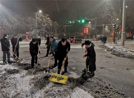 西安高新区开展清扫积雪除冰工作 保障道路畅通