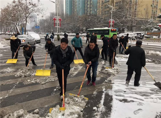 西安高新区开展清扫积雪除冰工作 保障道路畅通