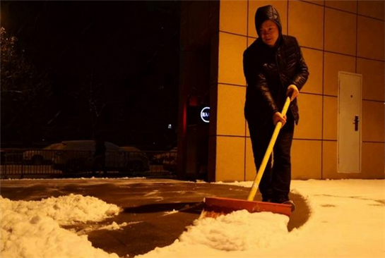 西安高新区开展清扫积雪除冰工作 保障道路畅通